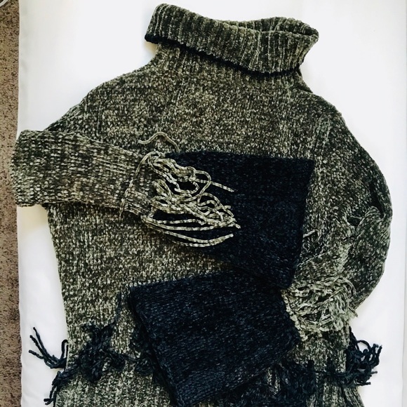 Boutique Fringe Turtleneck - Picture 2 of 4